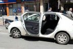 Trafiğin aktığı yönden aracın kapısını açınca, motosiklet çarptı
