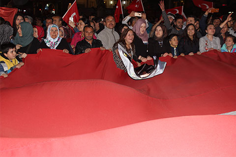 15 Temmuz Şehitler Delikliçınar Meydanı’nda ‘Evet’i kutladılar