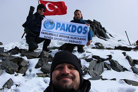 PAKDOS üyeleri, zirvede yeni bayrağı dalgalandırdı