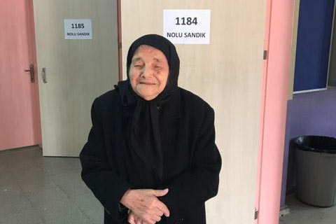 92’lik vatansever sandık başında