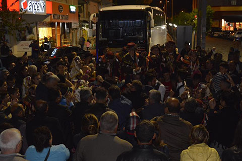Halk oyunları ekibi davulla zurnayla karşılandı