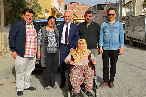 Sarayköy Belediyesi Haver Zemin Kaplan’a tekerlekli sandalye verdi