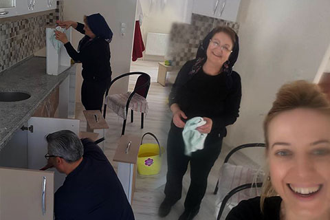 Denizli’nin tek kadın belediye başkanı temizlik yaptı