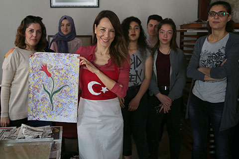 Ünlü ebru sanatçısı gençlerle buluştu