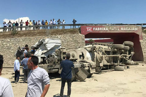 Seyir halindeki beton yüklü kamyon, karayoluna uçtu sürücü yaralandı