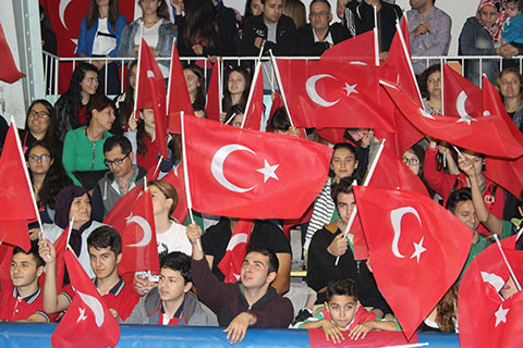 Hava muhalefeti nedeniyle salona alınan 19 Mayıs Bayramı kutlandı