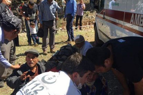 Acıpayam’da traktör devrildi, çok sayıda yaralı var