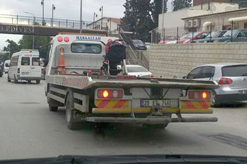 Bebek arabası çekildi, sosyal medyada günün konusu oldu