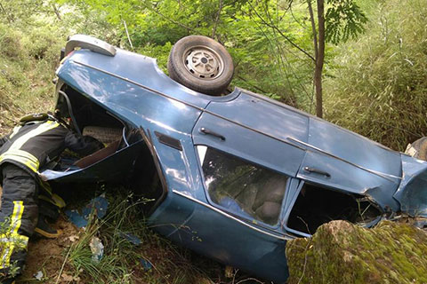 Buldan’da 40 metrelik uçuruma yuvarlanan otomobilin sürücüsü yaralı kurtuldu