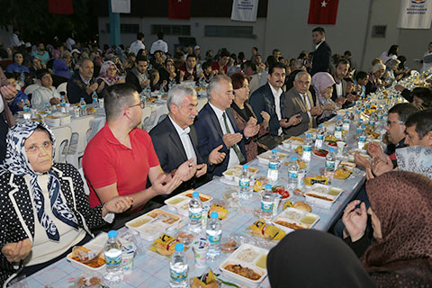 Büyükşehir’in iftar sofrası Muratdede’de
