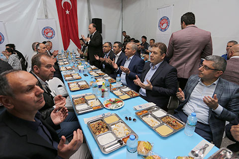 Büyükşehir iftar çadırında binler buluştu