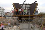 Başkan Zolan Üçgen’de ilk viyadük ayağında işçilerle hatıra fotoğrafı çektirdi