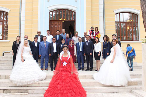 Çal’da Halk Eğitim Merkezi’nin sergisine ay yıldızlı gelinlik damga vurdu