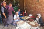 Karaca yufka açtı, börek pişirdi