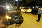 İki otomobil çarpıştı, motor yola fırladı, 4 kişi yaralandı