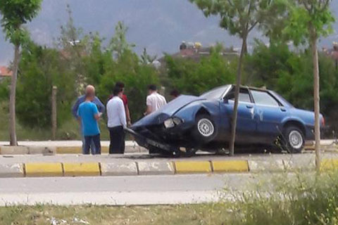 Kontrolden çıktı, refüje çarptı