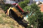 Muratdede Mahallesi’nde asfalt makinesi evin bahçesine devrildi