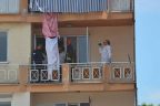 İncilipınar’da 55 yaşındaki adam, kendini balkon demirine astı