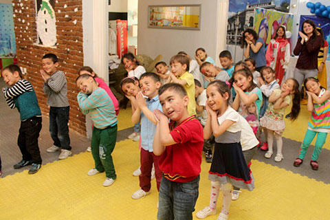 “Neşeli Eller” ile eğlendiler