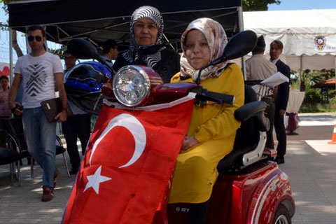 Engelli genç kızın akülü motosiklet sevinci