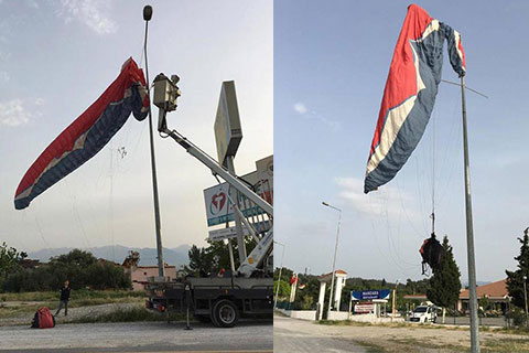 Yamaç paraşütü pilotu direğe takıldı