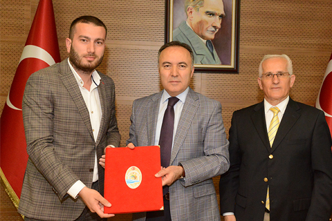 Okul projesini eğitime bağışladı