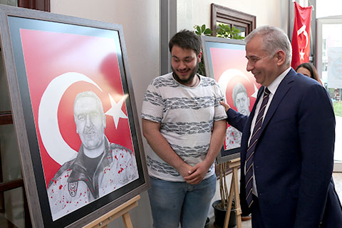 Denizlili gençler kahramanları resmetti