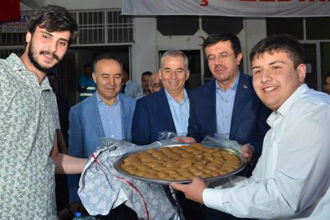 Bakan Zeybekci’den baba ocağında iftar