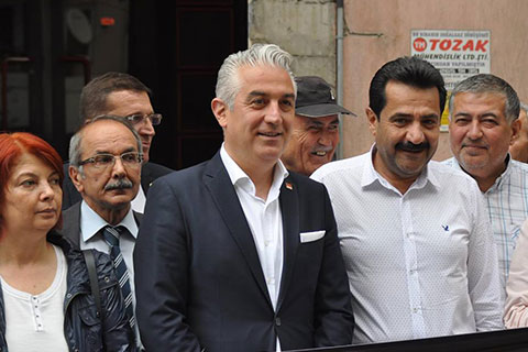 CHP İl Başkanlığı önünde durarak adaleti düşündüler