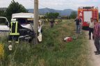 Yoldan çıkan kamyonet direğe çarptı, sürücü araçta sıkıştı