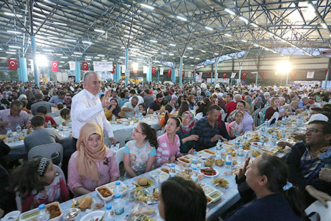 Büyükşehir iftar sofrası Fatih’te