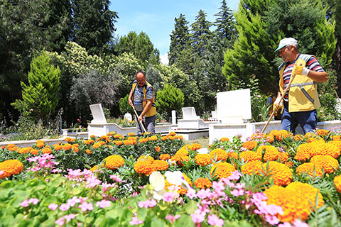 Mezarlıklar bayrama hazır