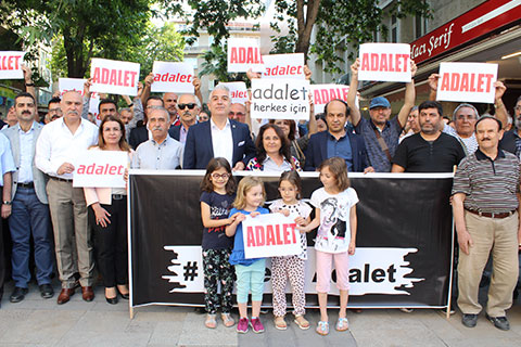 CHP’nin adalet arayışı sürüyor. Adalet için 2 dakika eyleminin adresi Gazi Bulvarı