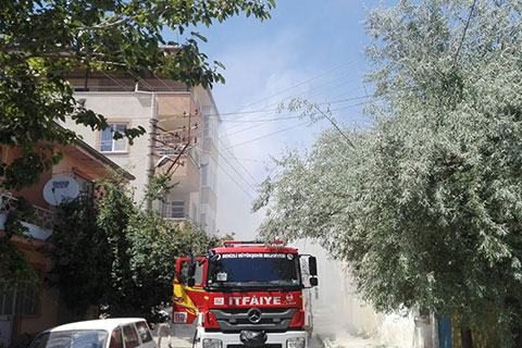 Odunlukta oynayan çocuklar ev yakıyordu
