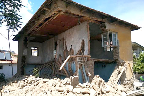 Çivril’de evin duvarı göçtü; 1 kişi yaralandı