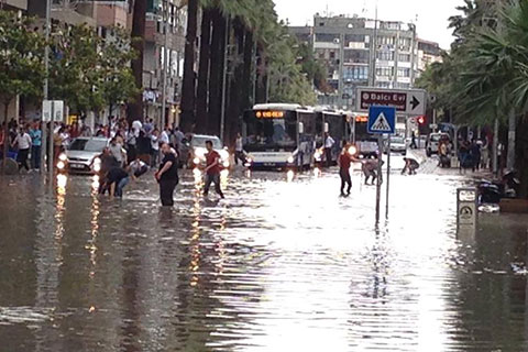Gazi Bulvarı’nda biriken sel suyu eziyete döndü