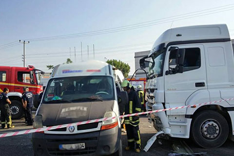 Minibüs ile kamyon çarpıştı, çok sayıda yaralı var