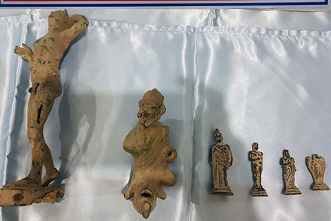 6 tarihi heykel ele geçirildi