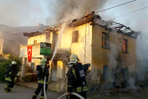 Korucuk’ta çıkan yangında iki katlı bina kül oldu