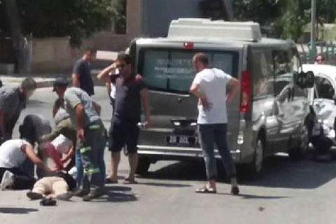 Kayhan’da yolun karşısına geçen iki kadına otomobil çarptı