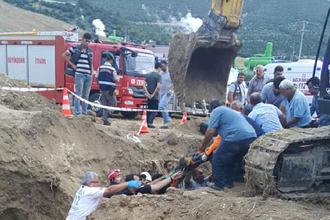 Toprak altında kalan işçinin mucize kurtuluşu