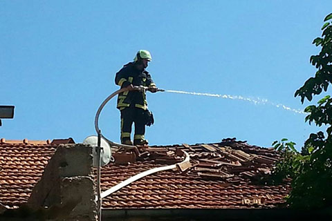 Çatı yangını ucuz atlatıldı