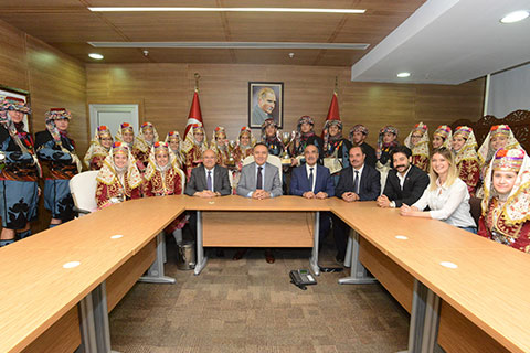 Vali şampiyonları ağırladı