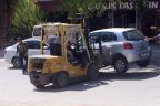 Forklift ile otomobil çektiler