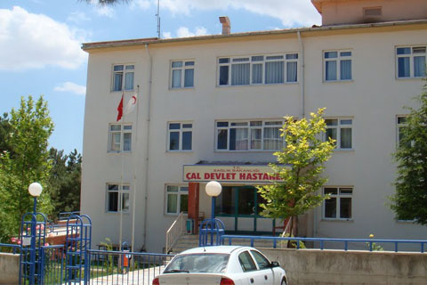 Çal’da keçi peyniri yiyen 20 kişi zehirlendi