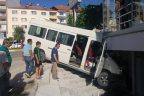 Acıpayam’da kontrolden çıkan minibüs binaya çarptı: 2 yaralı