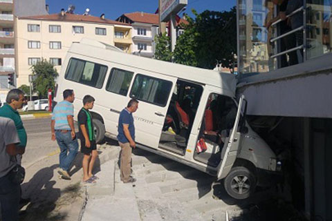 Acıpayam’da kontrolden çıkan minibüs binaya çarptı: 2 yaralı