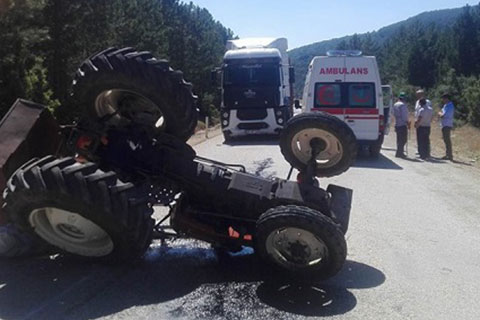 Acıpayam’da traktör devrildi, kabin sürücünün hayatını kurtardı