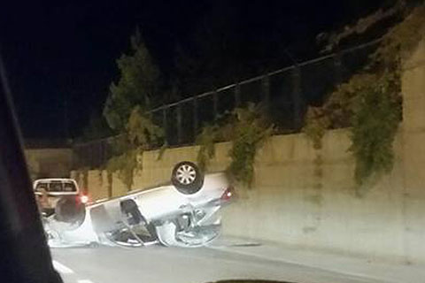Otomobil takla attı, ters döndü
