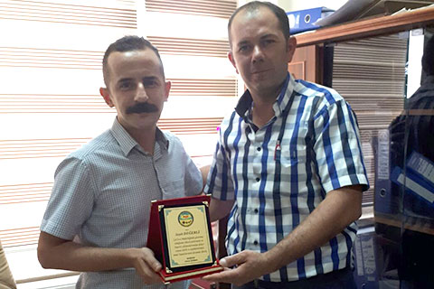 İcralardan bunalan Bekilli, sorunları çözen icra müdürüne plaketle teşekkür etti